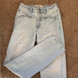 Abercrombie & Fitch Mid Rise 90’s Straight Jean Light Wash with Yoke Front 27/4R